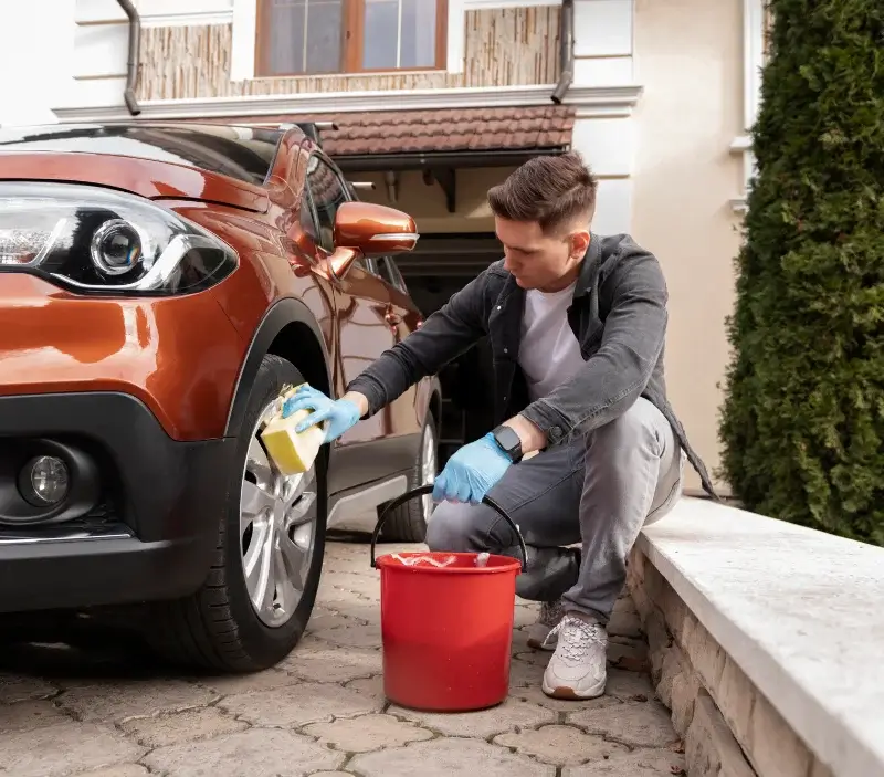 Lavage auto à domicile Feyt : professionnel intervenant sur un véhicule